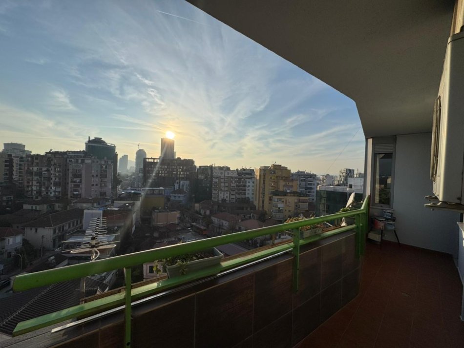 Tirane, jepet me qera apartament 2+1 , 120 m² 825 € (Kompleksi Halili)