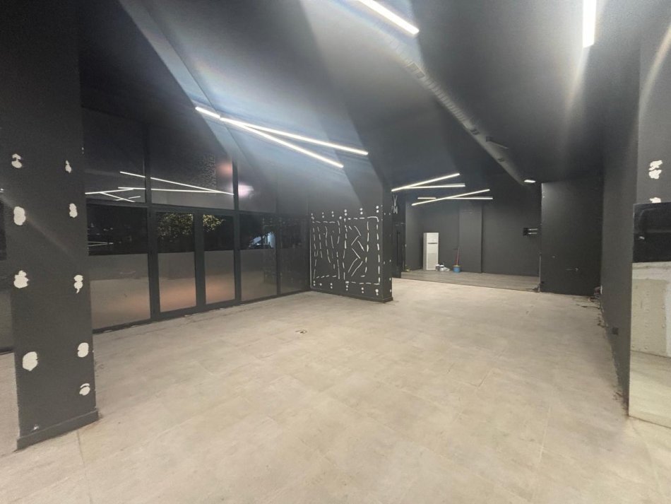 Tirane, jepet me qera ambjent biznesi Kati 0, 200 m² 3.000 € (Qender)