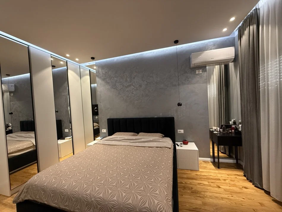 Tirane, shitet 2+1 Kati 5, 250 m² 300.000 € (FRESKU)