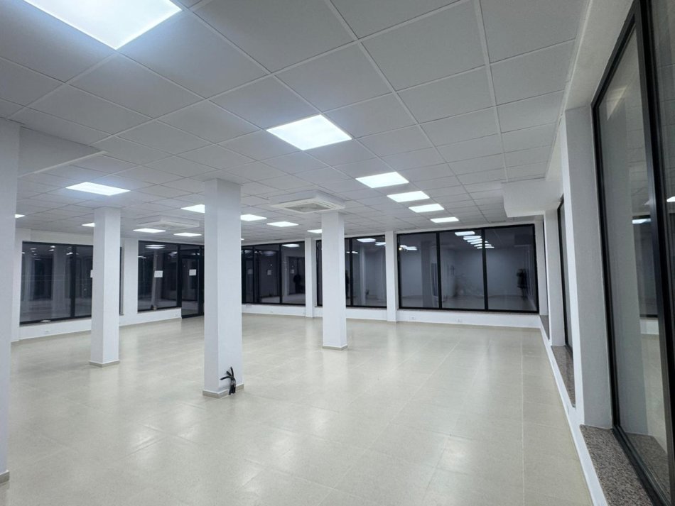 Tirane, jepet me qera ambjent biznesi Kati 0, 125 m² 1.500 € (Rr. Gjon Simoni, Kodra e Priftit)