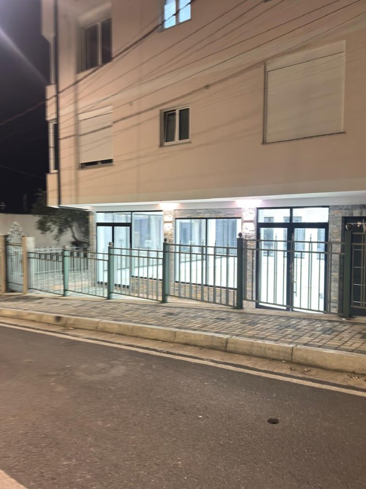 Tirane, jepet me qera ambjent biznesi Kati 0, 125 m² 1.500 € (Rr. Gjon Simoni, Kodra e Priftit)