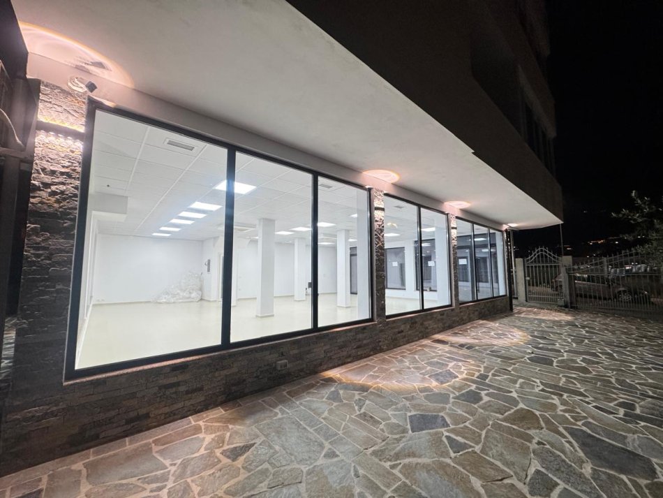 Tirane, jepet me qera ambjent biznesi Kati 0, 125 m² 1.500 € (Rr. Gjon Simoni, Kodra e Priftit)