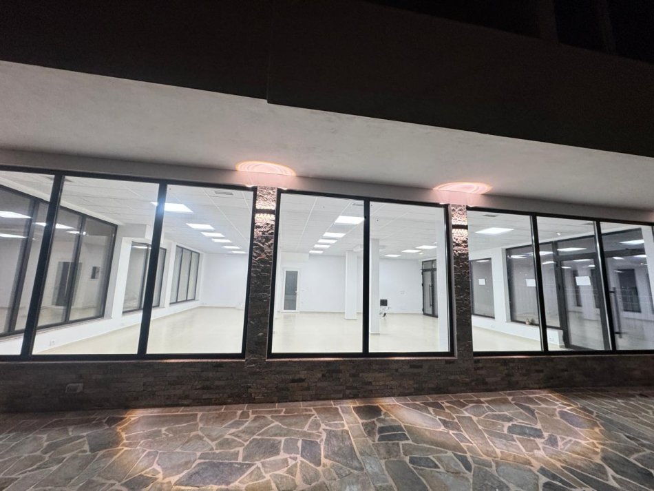 Tirane, jepet me qera ambjent biznesi Kati 0, 125 m² 1.500 € (Rr. Gjon Simoni, Kodra e Priftit)