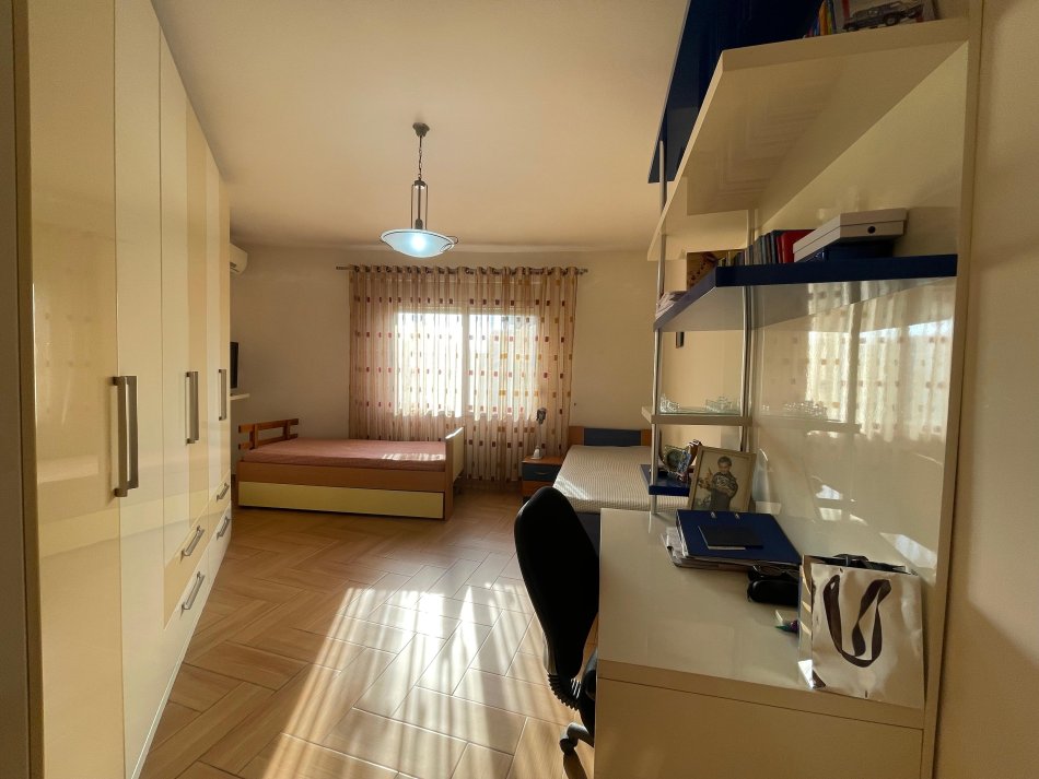 Tirane, jepet me qera apartament 2+1+Ballkon Kati 2, 110 m² 730 € (DON BOSKO)
