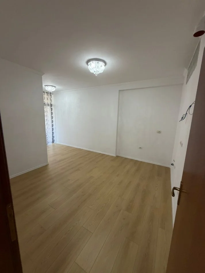Tirane, shitet apartament 1+1 Kati 3, 70 m² 91.000 € (FRESKU)
