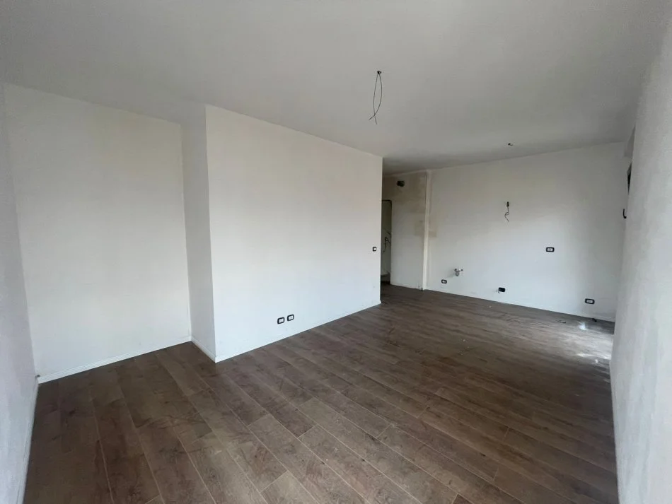 Tirane, shitet apartament 1+1 Kati 4, 126 m² 214.000 € (Rruga Ish Fusha Aviacionit)