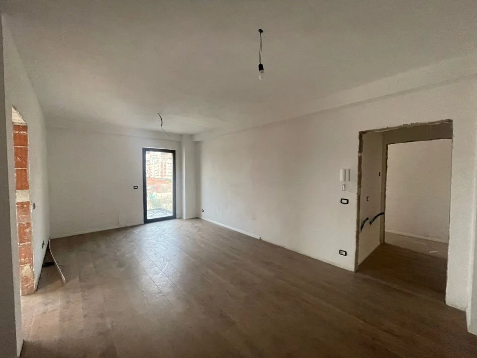 Tirane, shitet apartament 1+1 Kati 4, 126 m² 214.000 € (Rruga Ish Fusha Aviacionit)