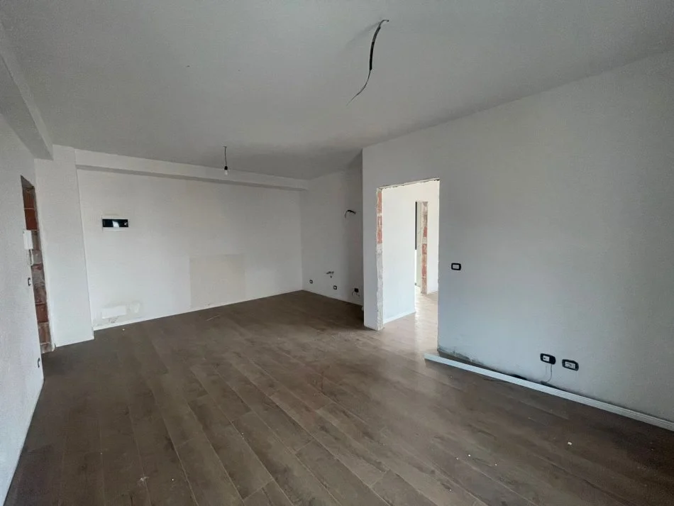 Tirane, shitet apartament 1+1 Kati 4, 126 m² 214.000 € (Rruga Ish Fusha Aviacionit)