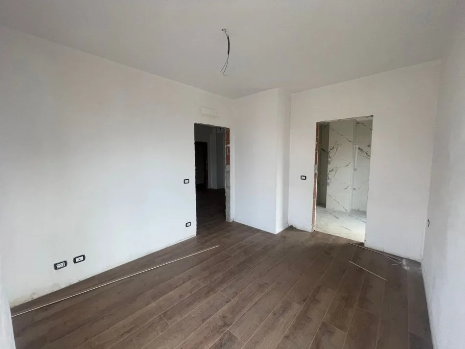 Tirane, shitet apartament 1+1 Kati 4, 126 m² 214.000 € (Rruga Ish Fusha Aviacionit)