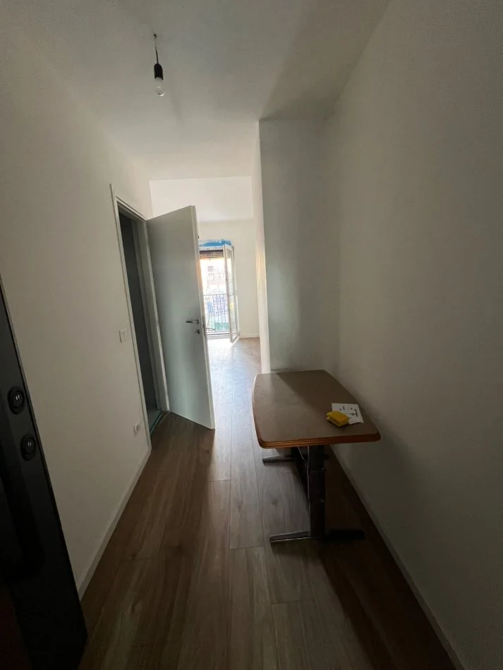 Tirane, jepet me qera garsonier 1+1 Kati 2, 23 m² 250 € (Bulevardi i Ri, Rruga Jordan Misja.(Per zyra))