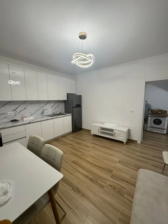 Tirane, jepet me qera shtepi 1+1+Ballkon Kati 1, 80 m² 420 € (rruga islam rusi)