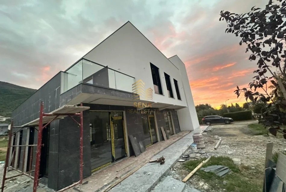 Tirane, jepet me qera ambjent biznesi , 360 m² 3.000 € (Berzhite)