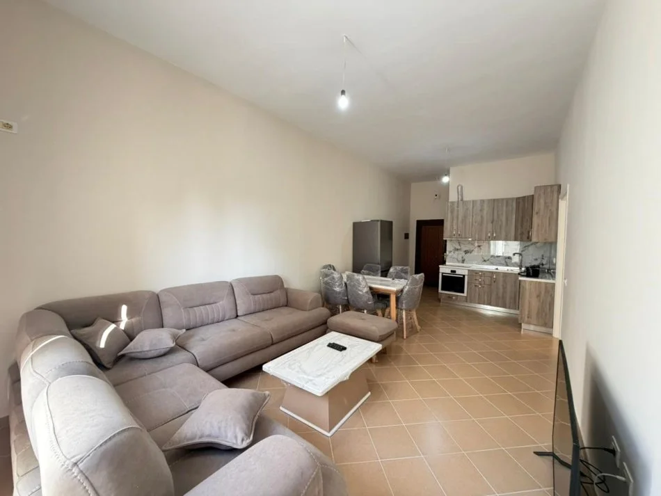 Tirane, jepet me qera apartament 3+1 Kati 4, 