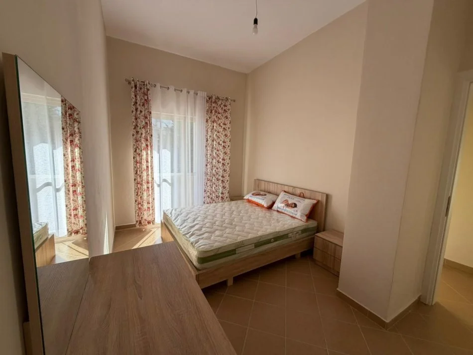 Tirane, jepet me qera apartament 3+1 Kati 4, 