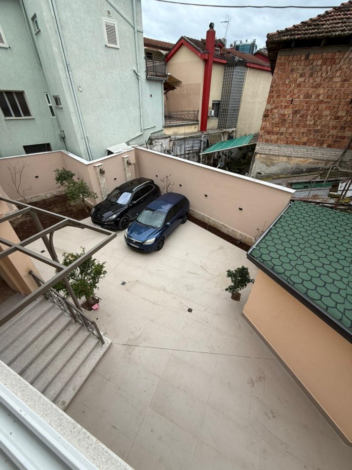 Tirane, jepet me qera Vile 4+1 , 135 m² 2.000 €