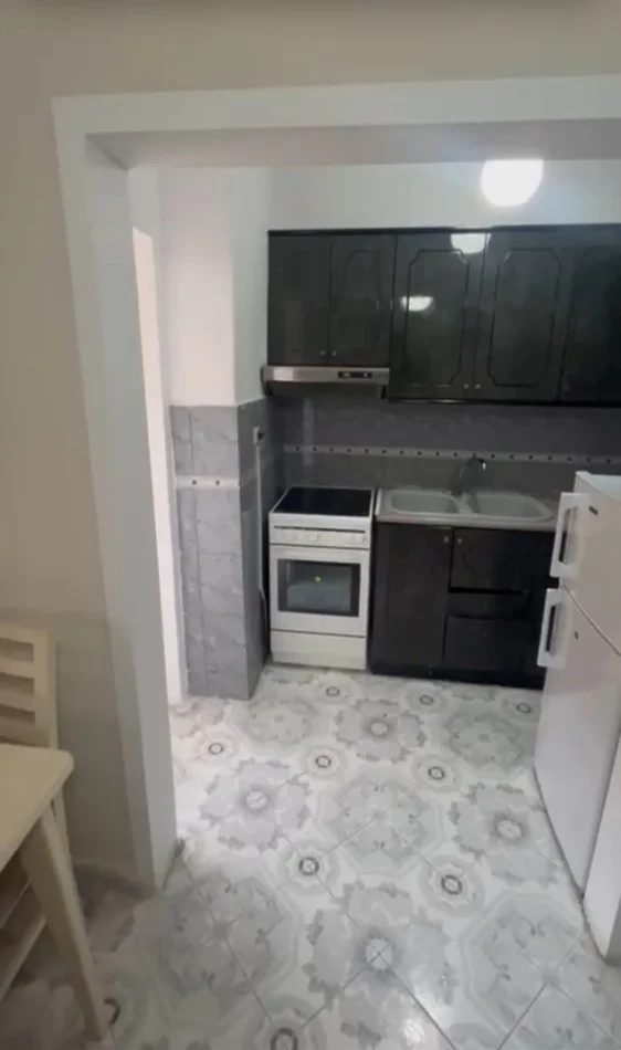 Tirane, jepet me qera apartament 1+1+Aneks+Ballkon Kati 3, 60 m² 450 € (Porcelan, Mbas Universitetit Europian.)