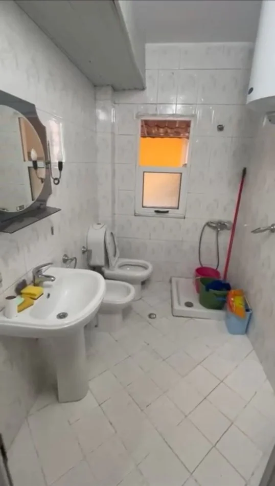 Tirane, jepet me qera apartament 1+1+Aneks+Ballkon Kati 3, 60 m² 450 € (Porcelan, Mbas Universitetit Europian.)