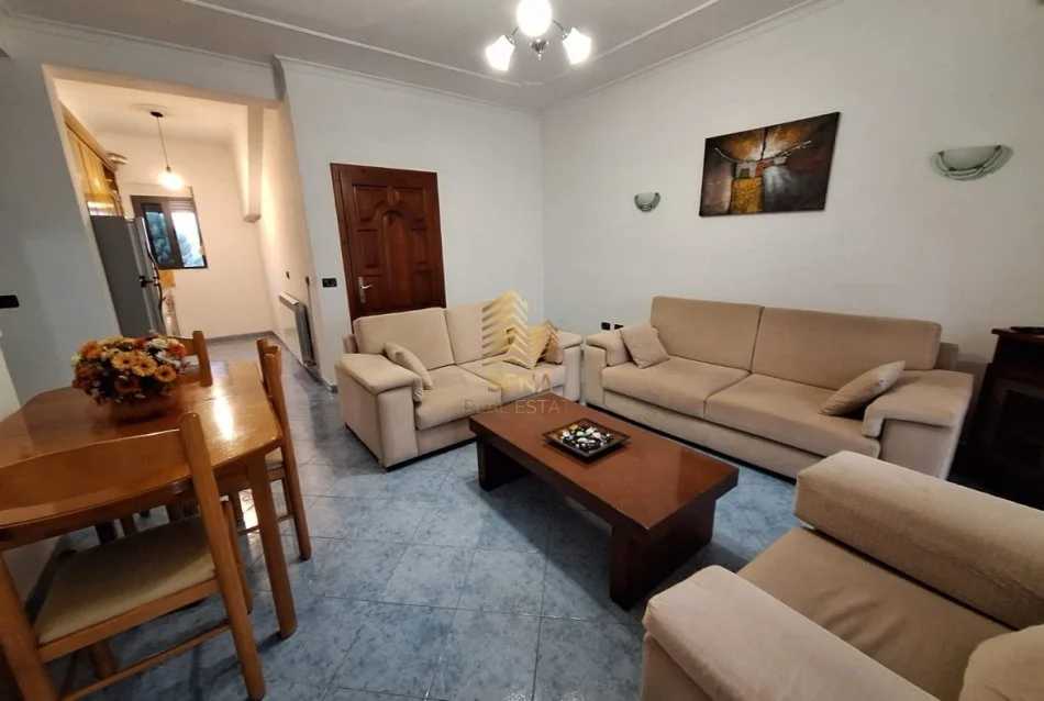 Tirane, jepet me qera apartament 2+1+Ballkon Kati 2, 85 m² 500 € (Stacioni i Trenit)