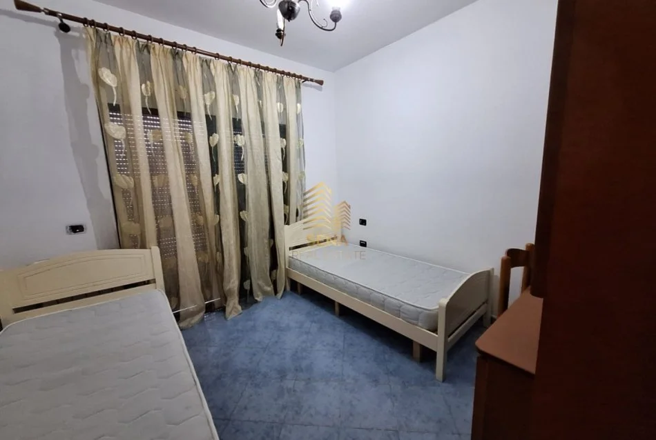 Tirane, jepet me qera apartament 2+1+Ballkon Kati 2, 85 m² 500 € (Stacioni i Trenit)