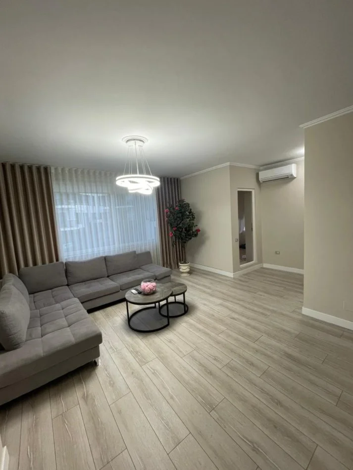 Tirane, jepet me qera apartament 1+1+Ballkon Kati 4, 75 m² 800 € (Rruga e Kosovareve)