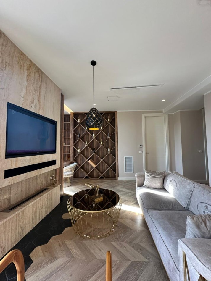 Tirane, jepet me qera apartament 1+1 Kati 7, 90 m² 1.300 € (Prane Liqenit Artificial)