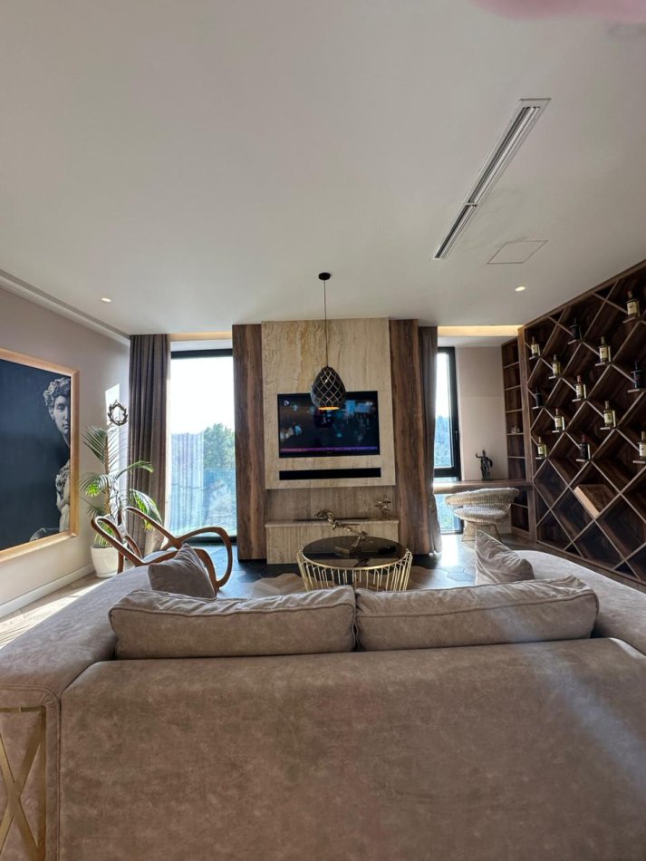 Tirane, jepet me qera apartament 1+1 Kati 7, 90 m² 1.300 € (Prane Liqenit Artificial)