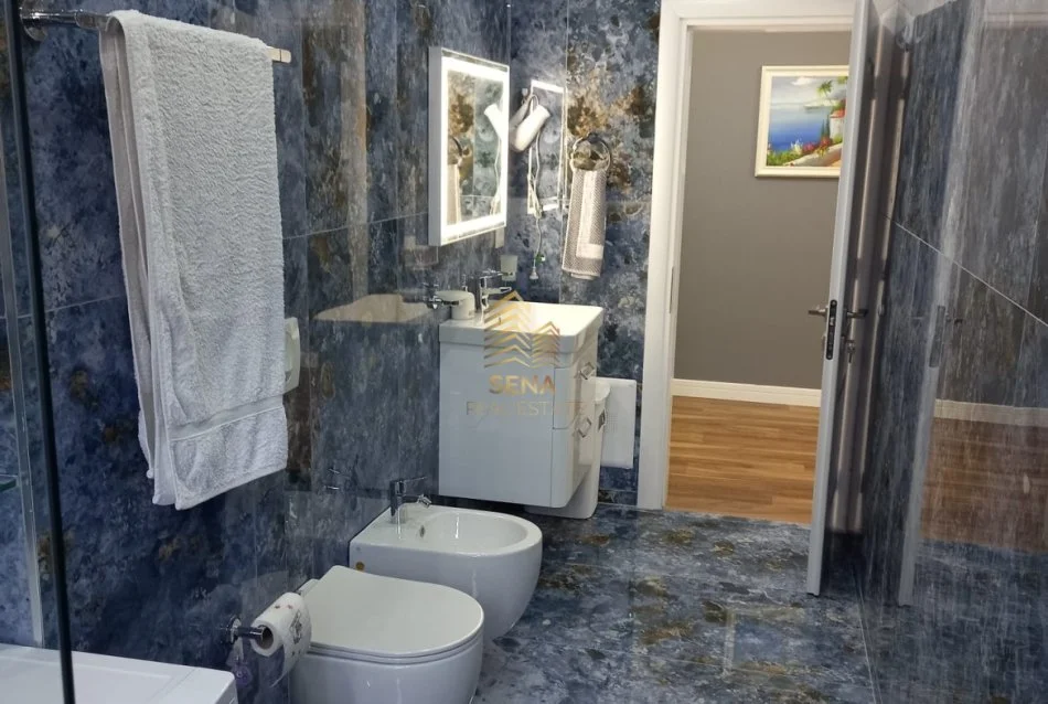 Tirane, jepet me qera apartament 1+1+Ballkon Kati 4, 70 m² 750 € (Ish Blloku)