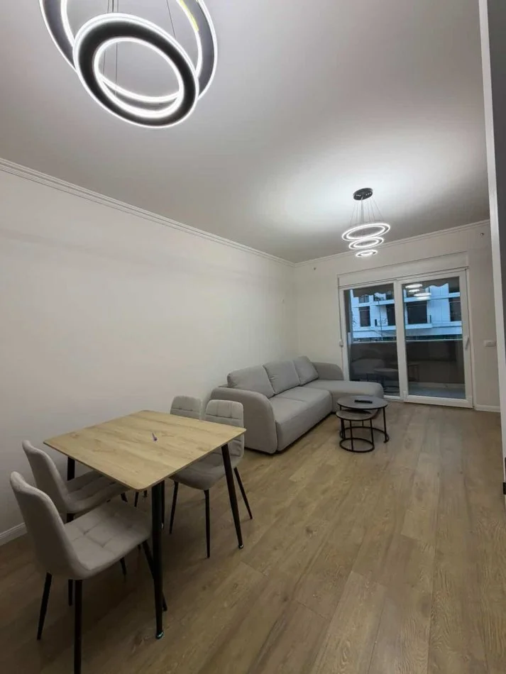 Tirane, jepet me qera apartament 1+1+Aneks+Ballkon Kati 7, 75 m² 800 € 