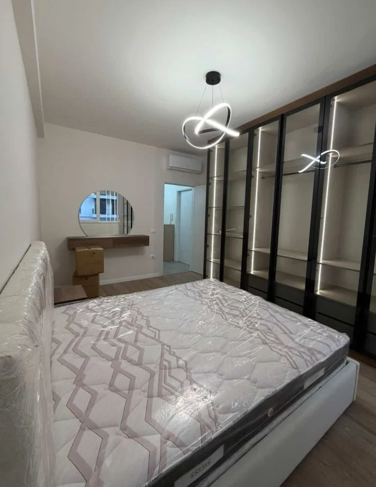 Tirane, jepet me qera apartament 1+1+Aneks+Ballkon Kati 7, 75 m² 800 € 