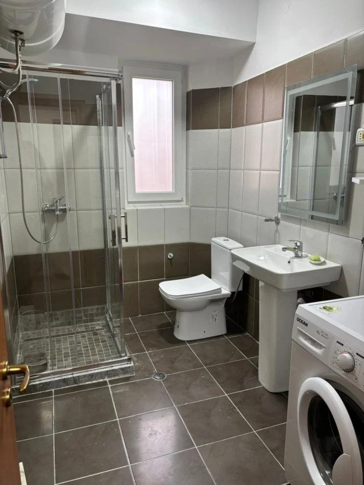 Tirane, jepet me qera apartament 2+1+Ballkon Kati 4, 90 m² 600 € (RRUGA E KAVAJES)