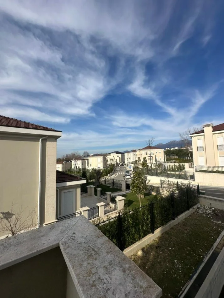 Tirane, shitet shtepi 3+1+Ballkon , 338 m² 1.000.000 € (TEG)