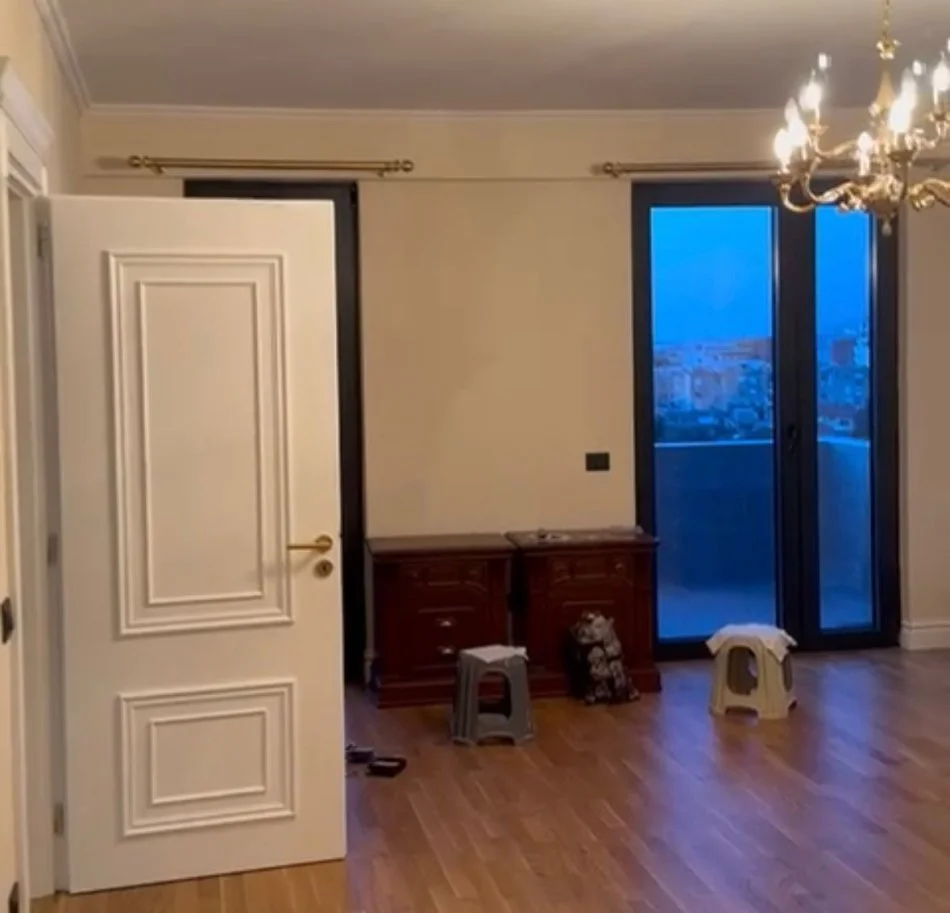 Tirane, shitet apartament 2+1+Ballkon Kati 2, 83 m² 260.000 € (Rruga e Dibrës)