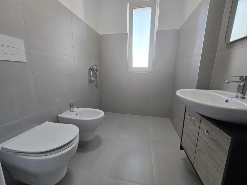 Tirane, shitet apartament 2+1+Ballkon Kati 7, 130 m² 250.000 € (Fusha e Aviacionit)