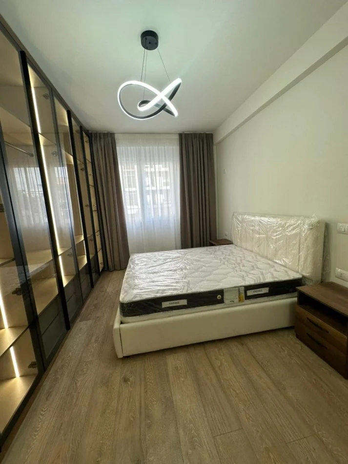 Tirane, jepet me qera apartament 1+1 Kati 1, 800 € (Komuna e Parisit)