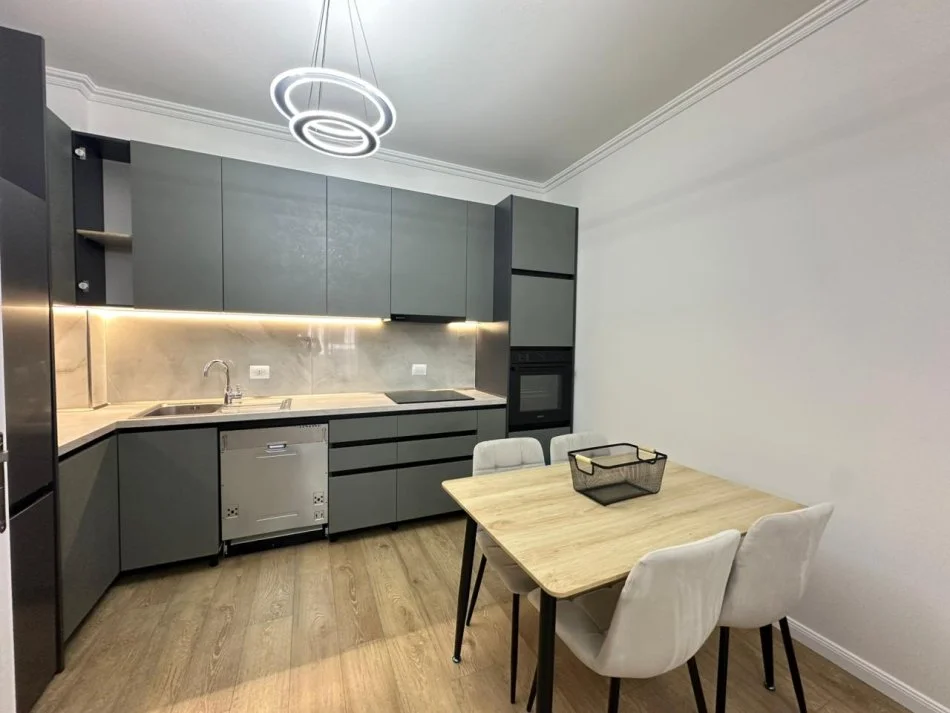 Tirane, jepet me qera apartament 1+1 Kati 1, 800 € (Komuna e Parisit)