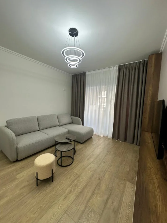 Tirane, jepet me qera apartament 1+1 Kati 1, 800 € (Komuna e Parisit)