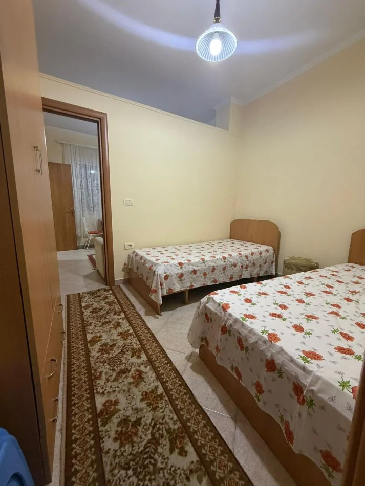 Tirane,Qera Apart, tip1+1 kat parë, ndërtes re 2-kate,sip.50m²,Qera 30000Leke/muaj, rr.GDara/HBeg, pranë Urës Brrylit, 8-min këmb qendra Tiranës