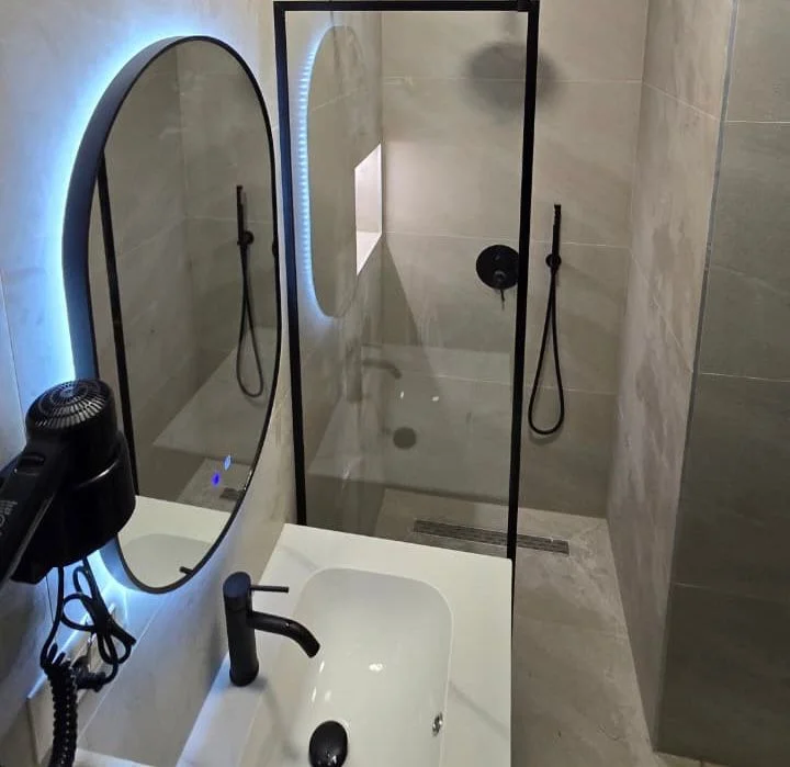 Mundësi e Rrallë  (3 garsoniere )📍Qendër/ Mine peza/ Përballë Golden Tower  ( Shitje aktualisht me qira 1400 eu neto) 100% të reja🔥🔥 255.000 eu( të treja)