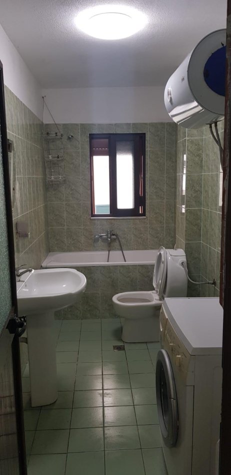 Tirane, jepet me qera apartament 2+1 Kati 3, 90 m² 600 € (Sheshi Willson)