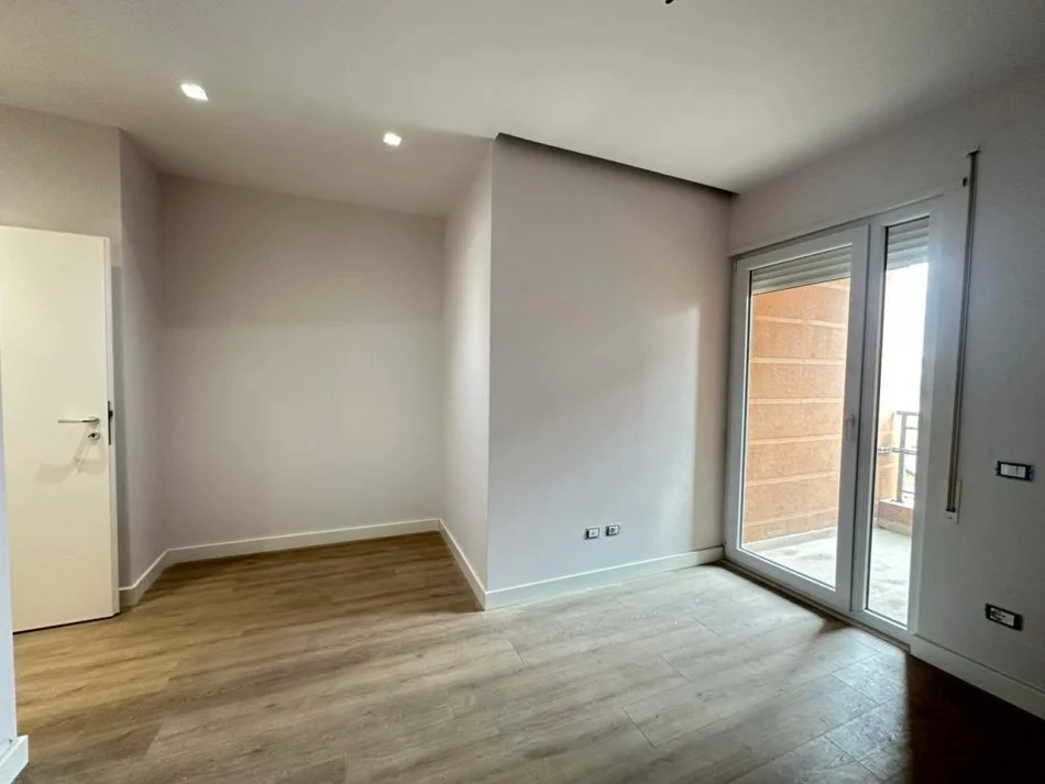 Tirane, shitet apartament 2+1 Kati 5, 260.000 € (Shkolla e Kuqe)