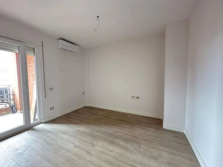 Tirane, shitet apartament 2+1 Kati 5, 260.000 € (Shkolla e Kuqe)
