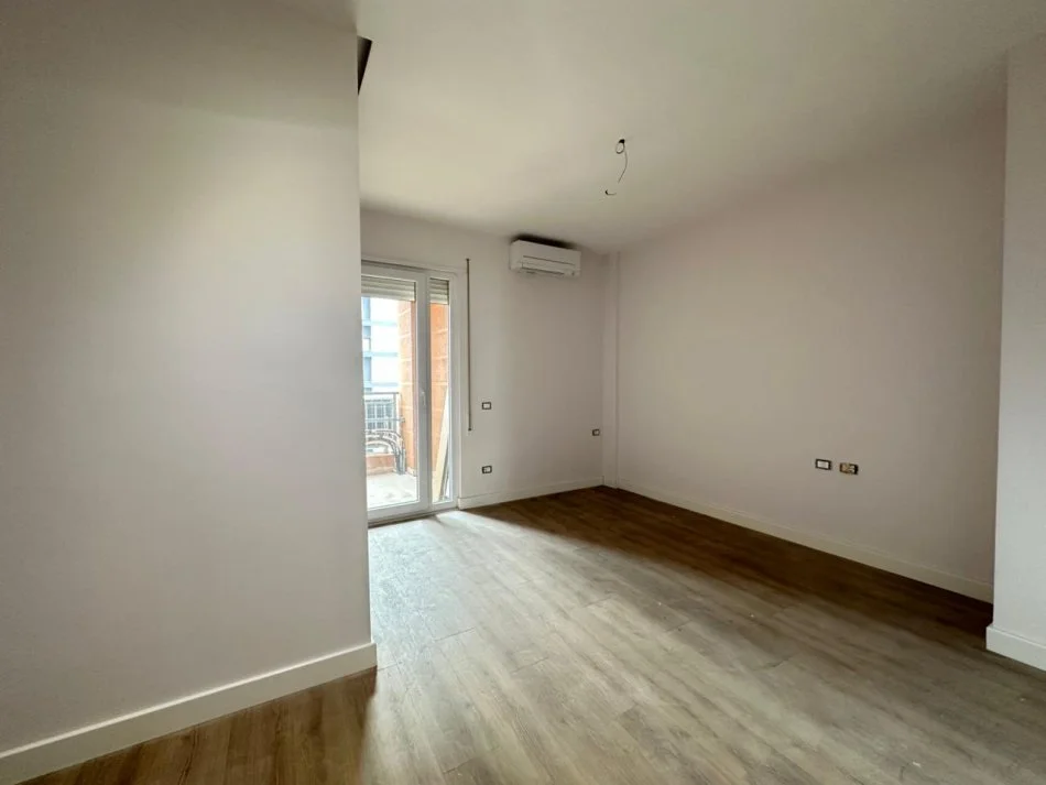 Tirane, shitet apartament 2+1 Kati 5, 260.000 € (Shkolla e Kuqe)