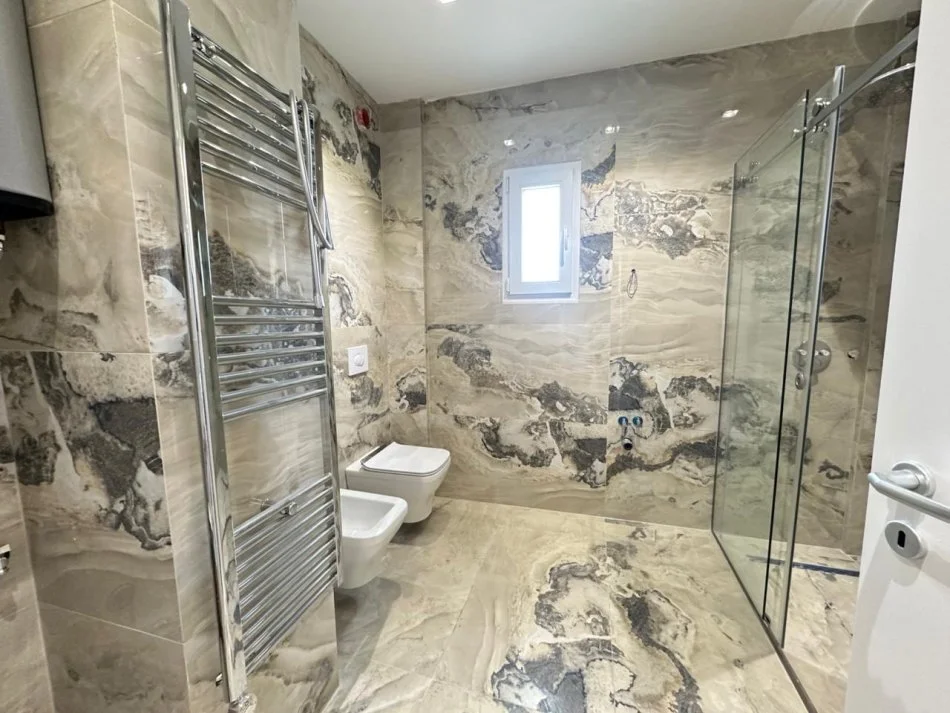 Tirane, shitet apartament 2+1 Kati 5, 260.000 € (Shkolla e Kuqe)