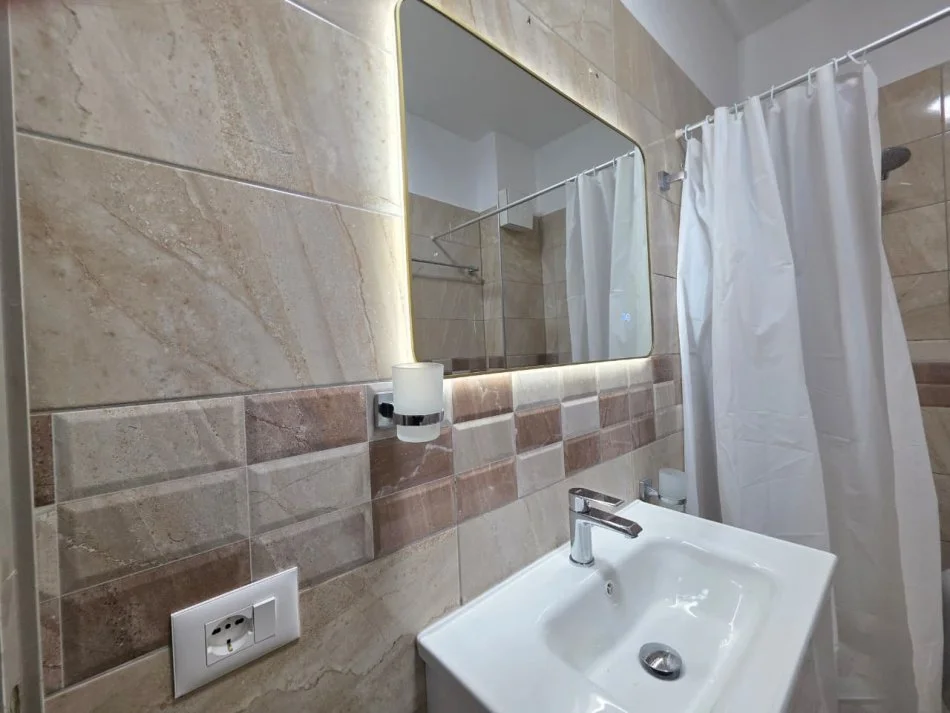 Jepet me Qera Apt 1+1 (+ Bllkn)  Super i Bollshem 70m2  (Fakulteti i Mjeksise - Shkolla e Bashkuar📍) PALLAT i ri v. 2022