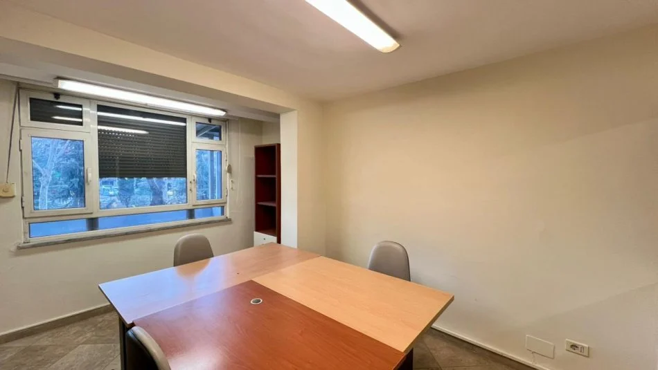 Zyre me Qera : 4 Ambiente Pune📍Vasil Shanto (Buze Unaze) - 55,000 Lek - S.90m² || Pozicionim Buze Rruge Kryesore🔥