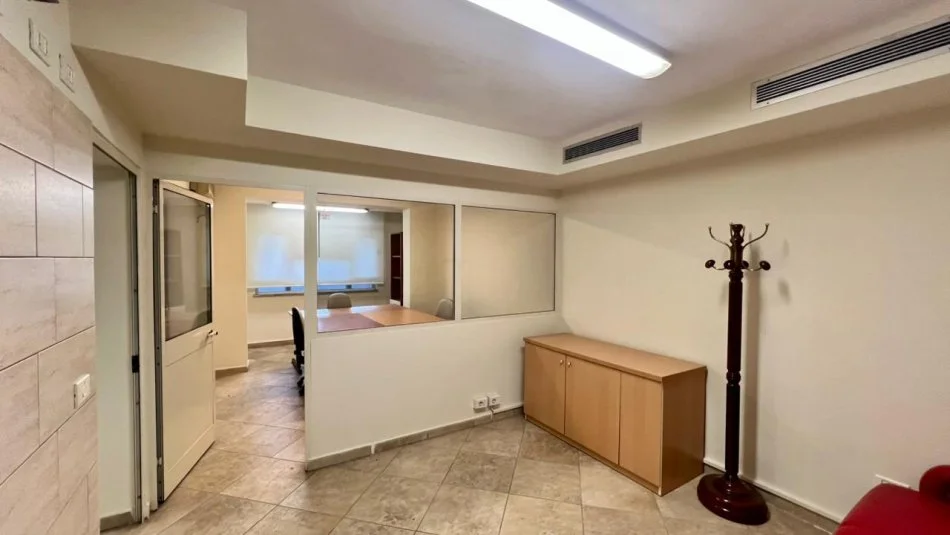 Zyre me Qera : 4 Ambiente Pune📍Vasil Shanto (Buze Unaze) - 55,000 Lek - S.90m² || Pozicionim Buze Rruge Kryesore🔥