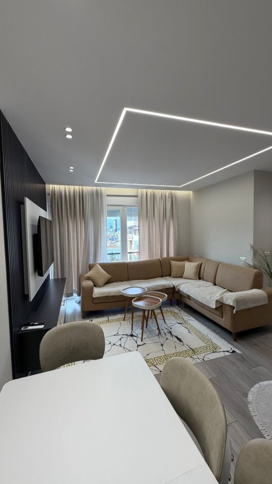 Tirane, jepet me qera 2+1+Ballkon , 800 € 