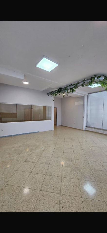 Tirane, shitet ambjent biznesi Kati 1, 136 m² 240.400 € (Unaza e madhe)