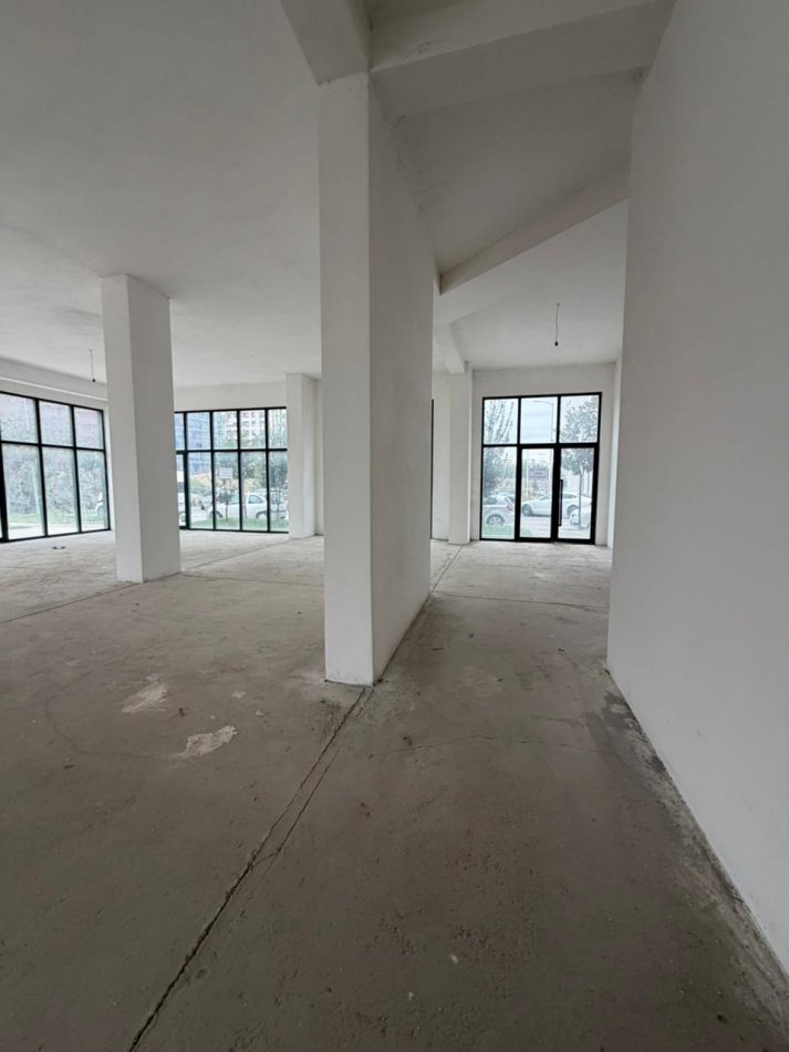 Tirane, jepet me qera ambjent biznesi Kati 0, 300 m² 4.000 € (Unaza e Re)