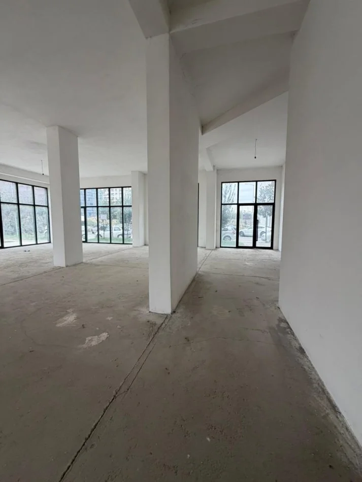Tirane, jepet me qera ambjent biznesi Kati 0, 300 m² 4.000 € (Unaza e Re)